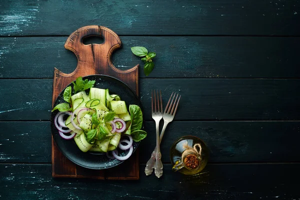 Salade Van Verse Komkommers Uien Bovenaanzicht Vrije Ruimte Voor Tekst — Stockfoto