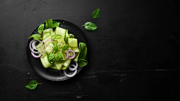 Salade Van Verse Komkommers Uien Bovenaanzicht Vrije Ruimte Voor Tekst — Stockfoto