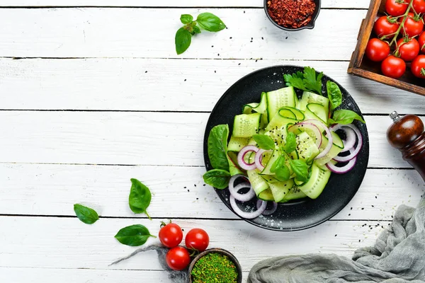 Salade Van Verse Komkommers Uien Bovenaanzicht Vrije Ruimte Voor Tekst — Stockfoto