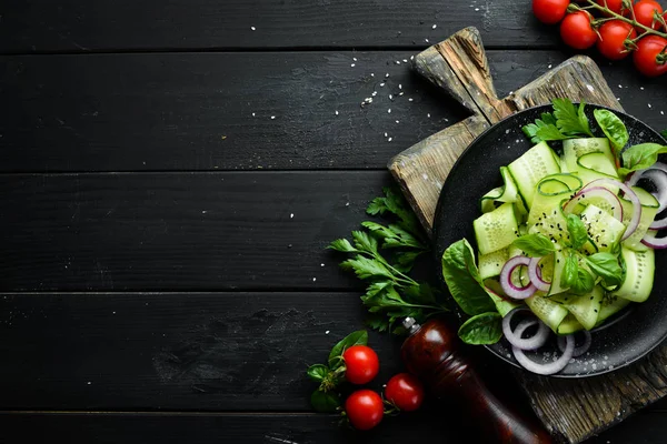 Salade Van Verse Komkommers Uien Bovenaanzicht Vrije Ruimte Voor Tekst — Stockfoto