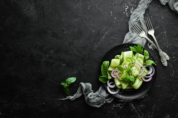 新鮮なきゅうりと玉ねぎのサラダ トップビュー テキストの空き領域 — ストック写真