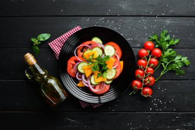 Sebze salatası. Domates, salatalık, soğan, maydanoz. Üst te. Metniniz için boş alan.