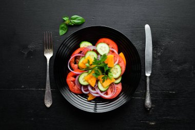 Sebze salatası. Domates, salatalık, soğan, maydanoz. Üst te. Metniniz için boş alan.