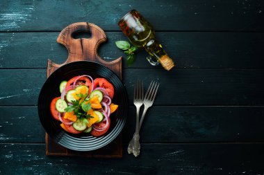 Sebze salatası. Domates, salatalık, soğan, maydanoz. Üst te. Metniniz için boş alan.