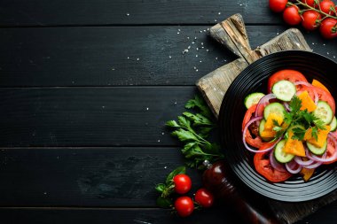 Sebze salatası. Domates, salatalık, soğan, maydanoz. Üst te. Metniniz için boş alan.