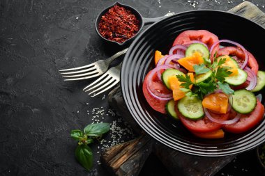 Sebze salatası. Domates, salatalık, soğan, maydanoz. Üst te. Metniniz için boş alan.