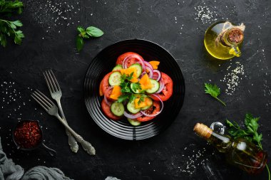 Sebze salatası. Domates, salatalık, soğan, maydanoz. Üst te. Metniniz için boş alan.