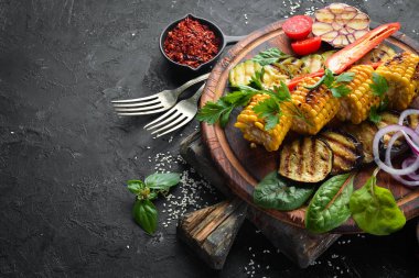 Izgara sebzeler. Mısır, kabak, patlıcan, biber, soğan. Üst te. Metniniz için boş alan.