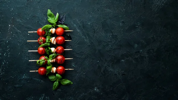 Pomidory Wiśniowe Mozzarella Bazylia Czarnym Tle Kamienia Dania Kuchni Włoskiej — Zdjęcie stockowe