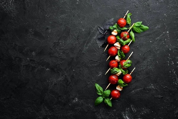 Pomidory Wiśniowe Mozzarella Bazylia Czarnym Tle Kamienia Dania Kuchni Włoskiej — Zdjęcie stockowe