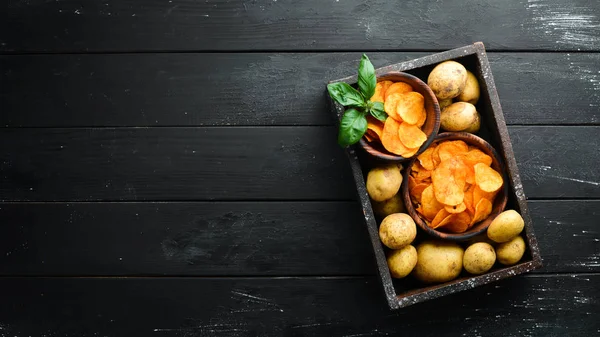 Картопля Картопляні Чіпси Чорному Тлі Органічна Їжа Вид Зверху Вільний — стокове фото