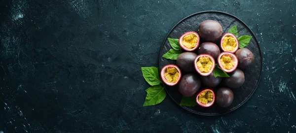 Bir Tabakta Tutku Meyveleri Tropikal Meyveler Üst Metin Için Boş — Stok fotoğraf