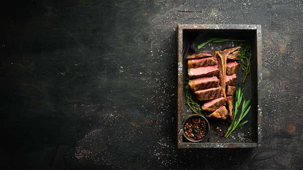 Grilovaný Bone Steak Starém Stole Pohled Shora Volné Místo Pro — Stock fotografie