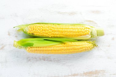 Beyaz ahşap arka planda taze sarı Mısır. Sebze. Üst görünüm. Ücretsiz kopya alanı.