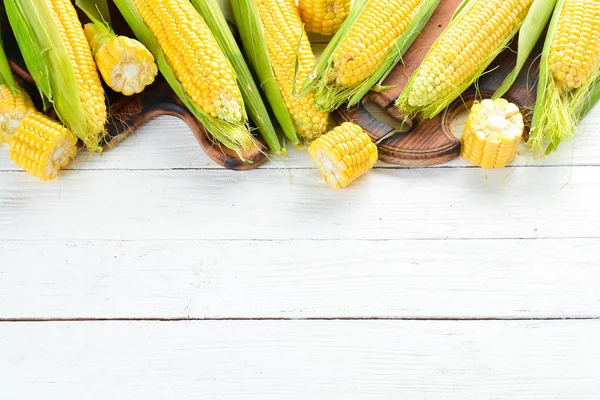 Verse Gele Maïs Een Witte Houten Achtergrond Groenten Bovenaanzicht Vrije — Stockfoto