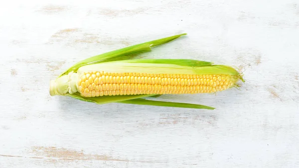 Verse Gele Maïs Een Witte Houten Achtergrond Groenten Bovenaanzicht Vrije — Stockfoto