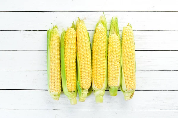 Verse Gele Maïs Een Witte Houten Achtergrond Groenten Bovenaanzicht Vrije — Stockfoto