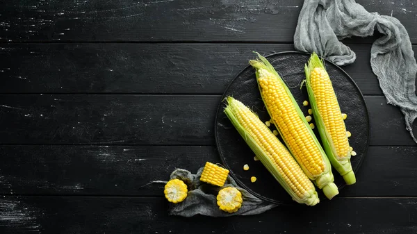 Frischer Mais Auf Schwarzem Hintergrund Gemüse Ansicht Von Oben Freier — Stockfoto