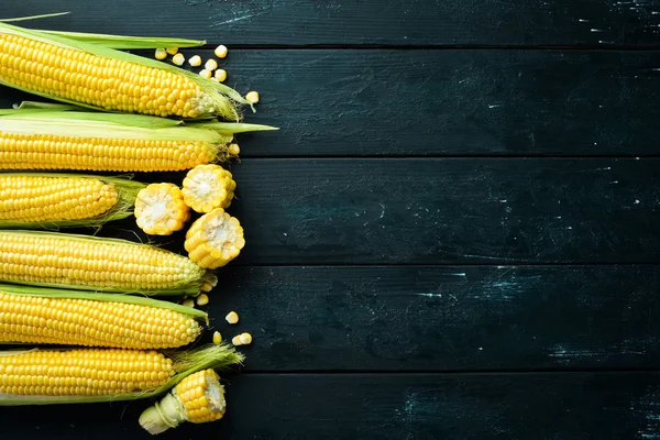Frischer Mais Auf Schwarzem Hintergrund Gemüse Ansicht Von Oben Freier — Stockfoto