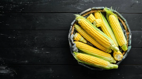 Verse Maïs Een Zwarte Achtergrond Groenten Bovenaanzicht Vrije Kopieer Ruimte — Stockfoto