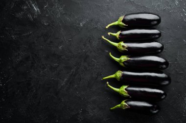 Siyah arka planda taze patlıcan. Sebze. Üst görünüm. Ücretsiz kopya alanı.