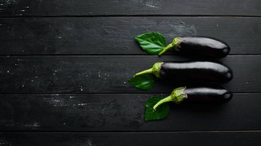 Siyah arka planda taze patlıcan. Sebze. Üst görünüm. Ücretsiz kopya alanı.