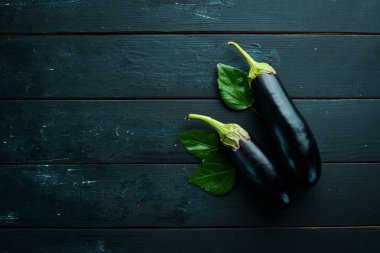 Siyah arka planda taze patlıcan. Sebze. Üst görünüm. Ücretsiz kopya alanı.