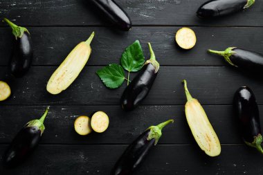 Siyah arka planda taze patlıcan. Sebze. Üst görünüm. Ücretsiz kopya alanı.