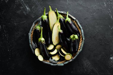 Siyah arka planda taze dilimlenmiş patlıcan. Sebze. Üst görünüm. Ücretsiz kopya alanı.