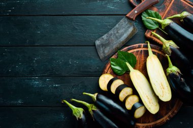 Siyah arka planda taze dilimlenmiş patlıcan. Sebze. Üst görünüm. Ücretsiz kopya alanı.