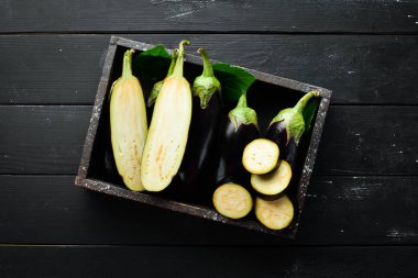 Siyah arka planda taze dilimlenmiş patlıcan. Sebze. Üst görünüm. Ücretsiz kopya alanı.