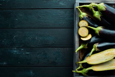 Ahşap bir kutuda patlıcan. Sebze. Üst görünüm. Ücretsiz kopya alanı.