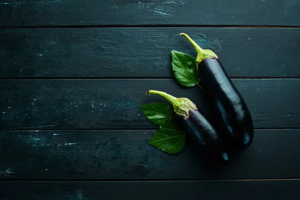 Siyah arka planda taze patlıcan. Sebze. Üst görünüm. Ücretsiz kopya alanı.