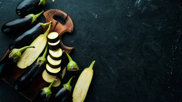 Verse Gesneden Aubergine Zwarte Achtergrond Groenten Bovenaanzicht Vrije Kopieer Ruimte — Stockfoto