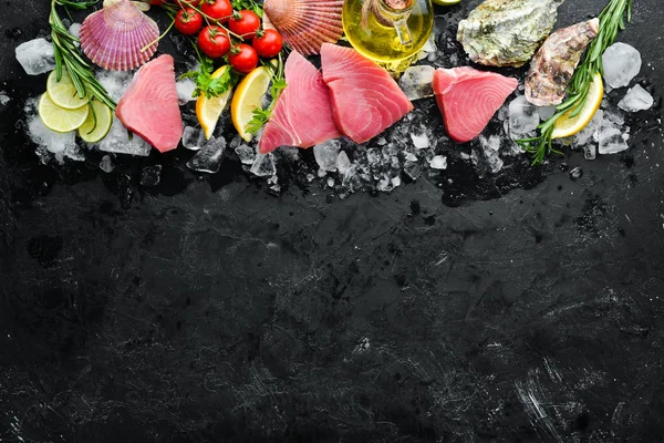 Ham Ton Balığı Fileto Siyah Taş Arka Planda Deniz Ürünleri — Stok fotoğraf