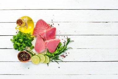 Taze ton balığı fileto. Beyaz ahşap arka planda deniz ürünleri. Üst görünüm. Ücretsiz kopya alanı.