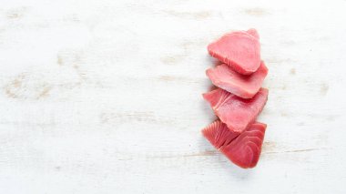 Taze ton balığı fileto. Beyaz ahşap arka planda deniz ürünleri. Üst görünüm. Ücretsiz kopya alanı.