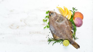 Baharat ile çiğ pisi balığı balık. Beyaz ahşap arka planda deniz ürünleri. Üst görünüm. Ücretsiz kopya alanı.