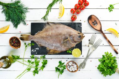 Baharat ile çiğ pisi balığı balık. Beyaz ahşap arka planda deniz ürünleri. Üst görünüm. Ücretsiz kopya alanı.