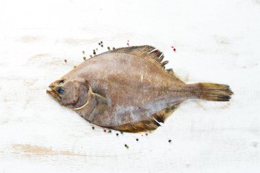 Baharat ile çiğ pisi balığı balık. Beyaz ahşap arka planda deniz ürünleri. Üst görünüm. Ücretsiz kopya alanı.