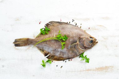 Baharat ile çiğ pisi balığı balık. Beyaz ahşap arka planda deniz ürünleri. Üst görünüm. Ücretsiz kopya alanı.