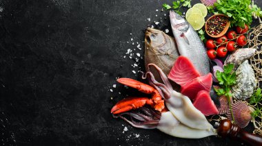 Taze balık ve deniz ürünleri. Sağlıklı yiyecekler. Flounder, ıstakoz, kalamar, ton balığı, balık.