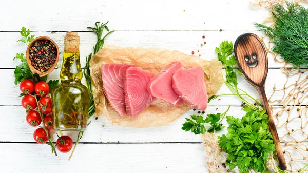 Taze ton balığı fileto. Beyaz ahşap arka planda deniz ürünleri. Üst görünüm. Ücretsiz kopya alanı.