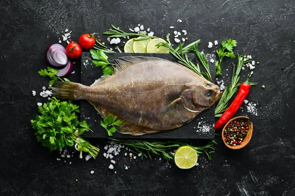 Peixe Solha Cru Com Especiarias Frutos Mar Fundo Pedra Preta — Fotografia de Stock