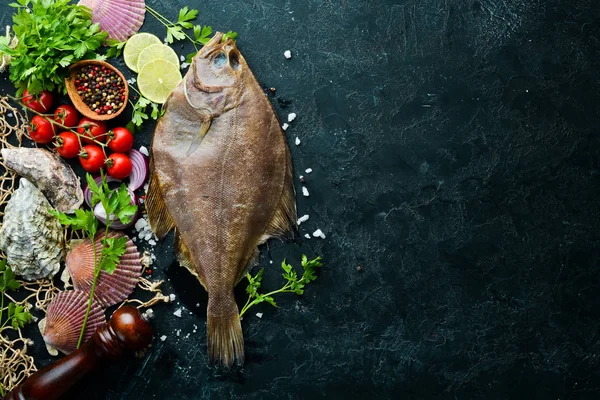 Peixe Solha Cru Com Especiarias Frutos Mar Fundo Pedra Preta — Fotografia de Stock