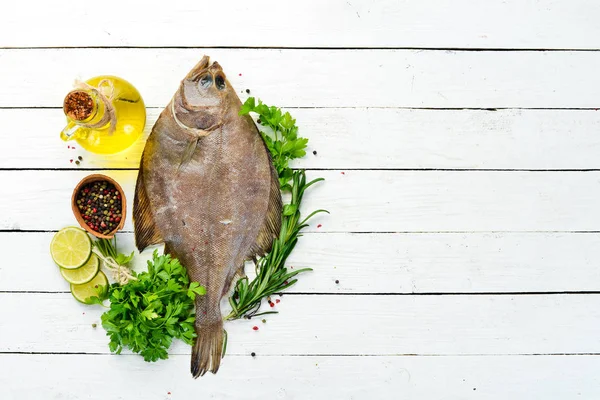 Peixe Solha Cru Com Especiarias Frutos Mar Fundo Madeira Branco — Fotografia de Stock