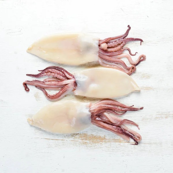Surowe Świeże Kalmary Przyprawami Owoce Morza Białym Tle Drewnianym Widok — Zdjęcie stockowe