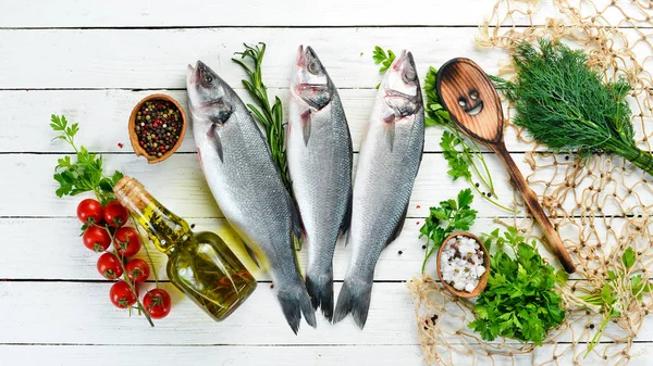 Dorada Pescado Con Especias Marisco Sobre Fondo Madera Blanca Vista —  Fotos de Stock