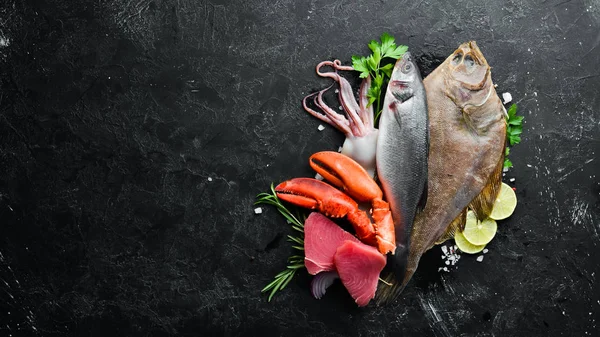 黒い石の背景に新鮮なシーフードや魚 ヒラメ ロブスター マグロ 魚トップビュー 無料コピースペース — ストック写真