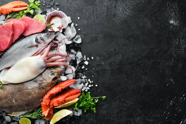 Čerstvé Mořské Plody Ryby Černém Kamenném Pozadí Platýs Humr Chobotnice — Stock fotografie